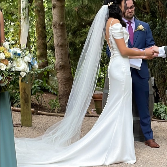 Cathedral veil SIMPLE Plain bridal Wedding, Ivory 108” - Picture 3 of 3